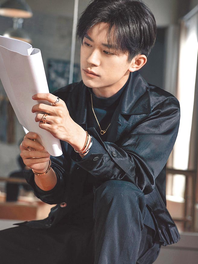 易烊千玺佩戴Tiffany全新Atlas X珠宝，流露文青气质。（Tiffany & Co.提供）