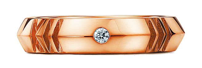 Tiffany Atlas X 玫瑰金窄版镶钻戒指，7万4000元。（Tiffany & Co.提供）
