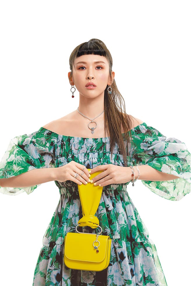 魏如昀佩戴PANDORA红苹果吊饰耳环，分享「吃苹果唱歌会变好听」的童年趣事。（PANDORA提供）