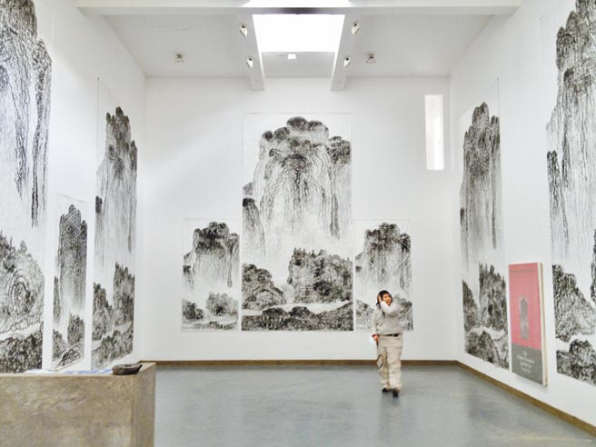 Eva在 Oh my god当时的展厅中。（江青提供）