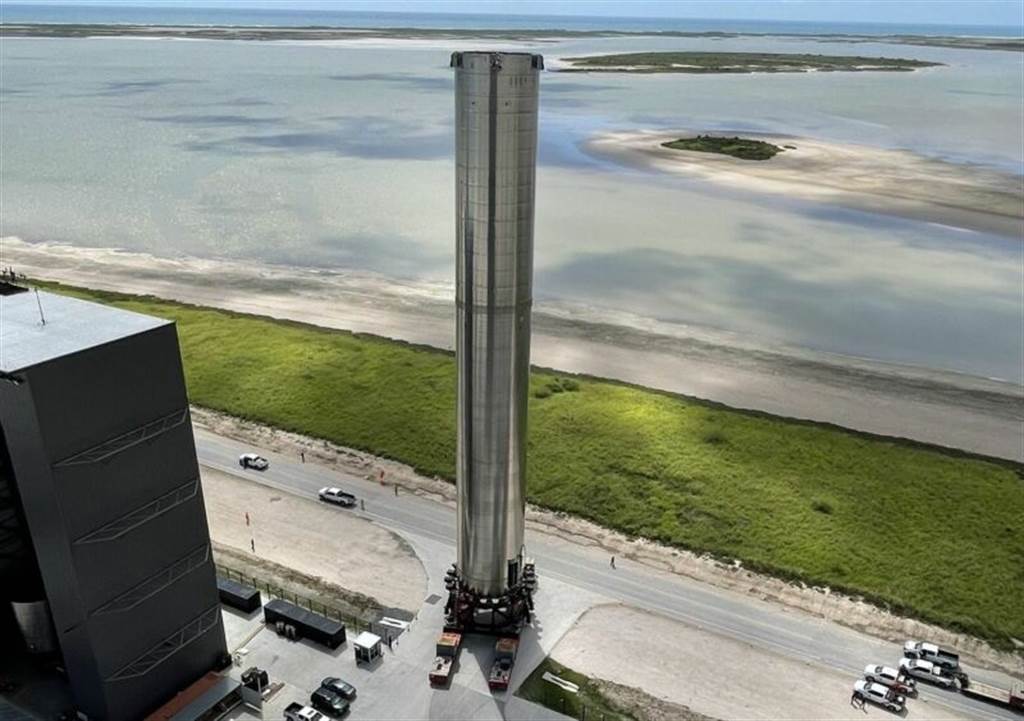 这支巨大的亮银色「柱子」，是名为4号助推器Booster 4的超重型火箭。图/NASA(photo:ChinaTimes)