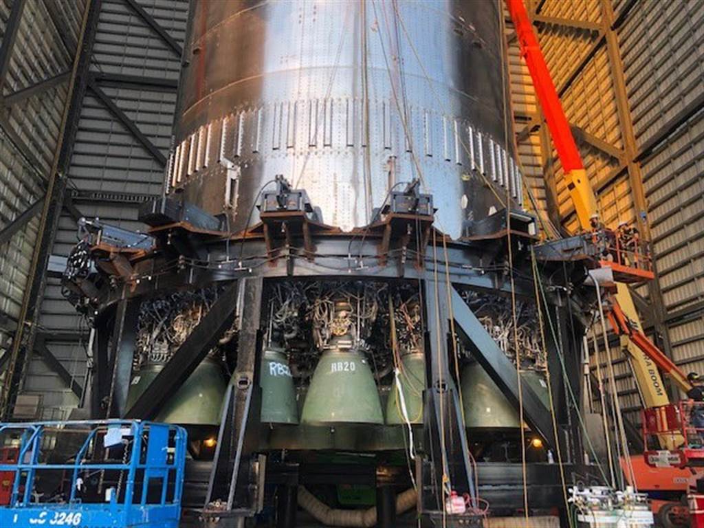 29具勐禽引擎安装在火箭之下。(图/SPACE X)(photo:ChinaTimes)