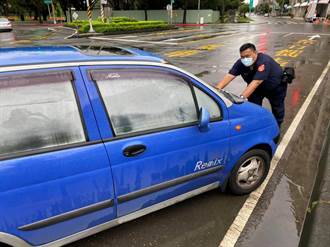 左營警員奮力推拋錨車 令人動容