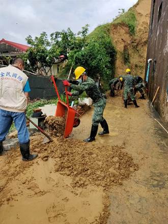 不堪大雨沖刷 土石崩落影響龍崎10戶民宅