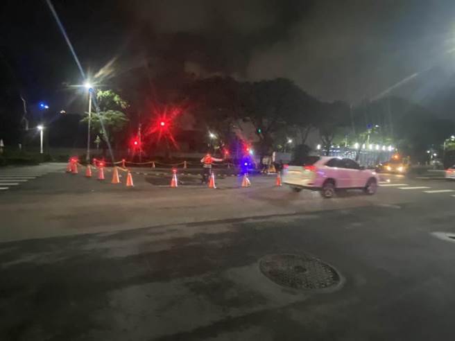 近日大雷雨狂炸南台灣，高雄前鎮區凱旋夜市前路面出現10x15公尺的大面積塌陷。（本報資料照片）