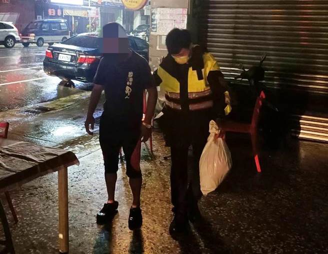 员警驰赴现场，唤醒男子并搀扶至骑楼稍事休息。（警方提供）