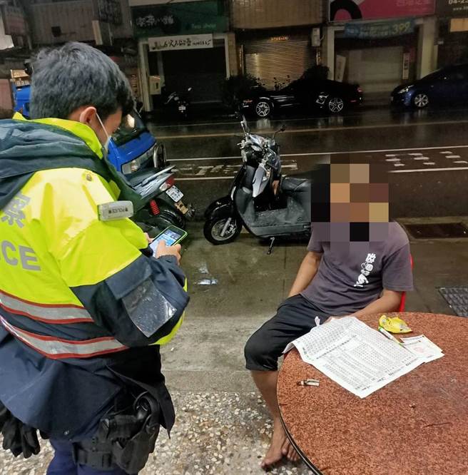 警方指出，该男子原来是疯奥运，躺路边淋雨祈「遇水则发」中大奖。（警方提供）