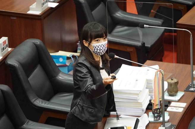 高市議員黃捷今（4）日在總質詢時也怒了，她說「不希望看到一個洞才補一個洞」，這問題應該想辦法根本性解決。（柯宗緯攝）
