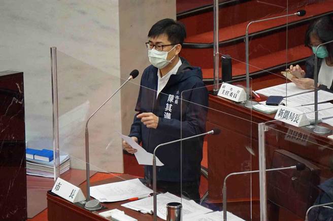 高雄市長陳其邁答詢時指出，大雨過後，高市部分地區為砂質地形，如果有管線漏水會造成地底下土壤流失，針對昨天凱旋路一案，本來今早工務局才要進場施工，但昨天副市長林欽榮已進場下令今早之前修復。（柯宗緯攝）