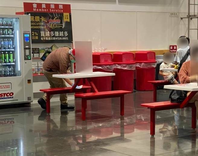 好市多内用桌椅回来了，眼尖网友发现工作人员竟是拿卫生纸擦拭座位消毒，引起热议。（图／翻摄自好市多商品经验老实说）
