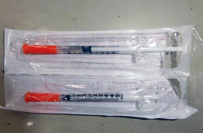 警方從郭姓男子丟棄的紙盒內，起出2支內裝毒品海洛因的針筒。（讀者提供／洪榮志台南傳真）