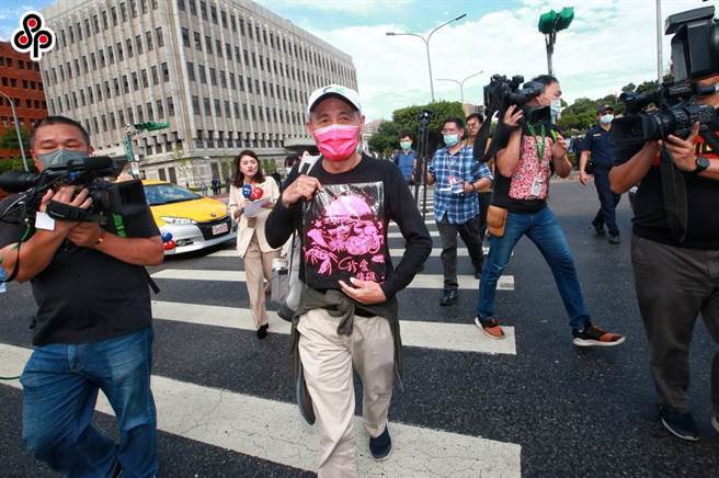 受到疫情影響，原訂在8月28日投票4項公投案延至12月18日舉行。圖為藻礁公投領銜人潘忠政。（報系資料照）