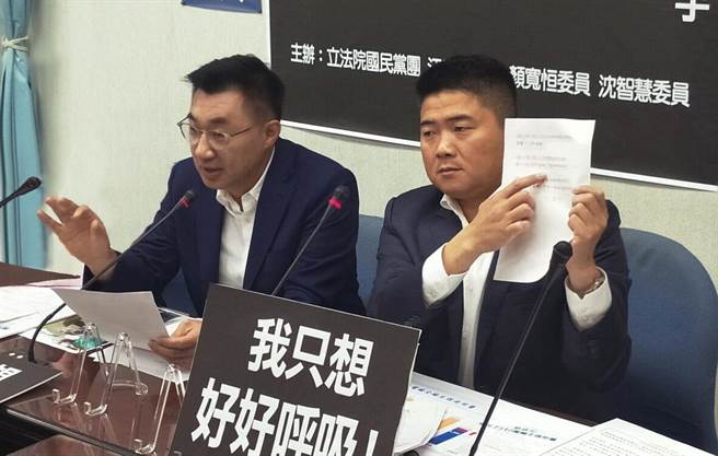 前立委顏寬恒（右）今天宣布辭去國民黨副秘書長一職，他表示，將專注地回歸地方；對於國民黨主席選舉，他支持國民黨及現任主席江啟臣（左）連任；江啟臣也在臉書回應：「兄弟，要為故鄉爭回一口氣！」，「這不是你自己的戰爭，你不孤單」。（翻攝臉書）