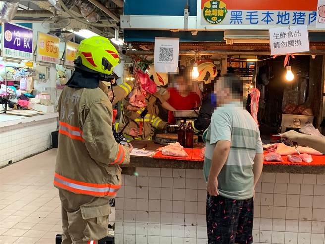 卖猪肉女摊商营业时，右手不慎卷入绞肉机。（翻摄照片／陈彩玲基隆传真）