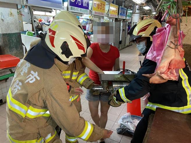 卖猪肉女摊商营业时，右手不慎卷入绞肉机。（翻摄照片／陈彩玲基隆传真）