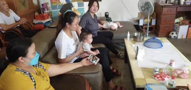 為幫標槍好手鄭兆村加油打氣，鄭兆村父母、妻小以及阿公4日一大早都守在螢幕前為鄭兆村集氣。（蕭靈璽攝）