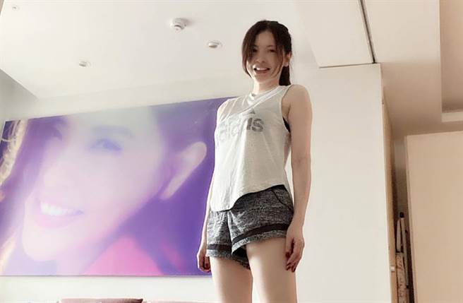 何如芸晒全身照，誓言要在3个月剷肉4公斤。（图／取材自何如芸 Michelle Ho脸书）