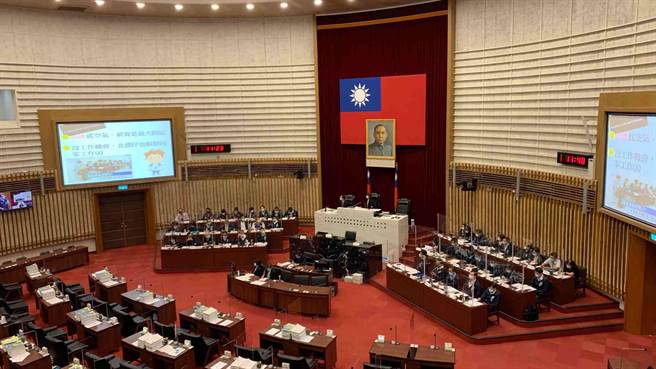 高市議會國民黨團日前發起連署提案「普發現金1萬」，今（4）日下午藍營也將發布甲級動員，希望提案正式通過。（柯宗緯攝）