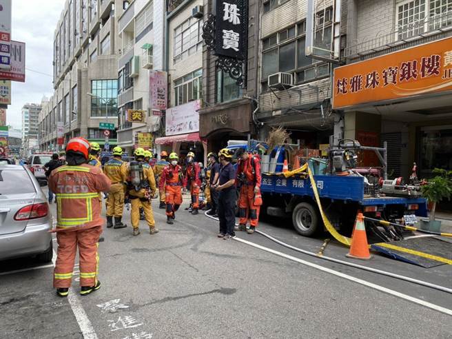 台中市中區成功路一處道路工地4日上午施工發生意外，初步統計有5名工人失去生命跡象。（記者爆料網提供）