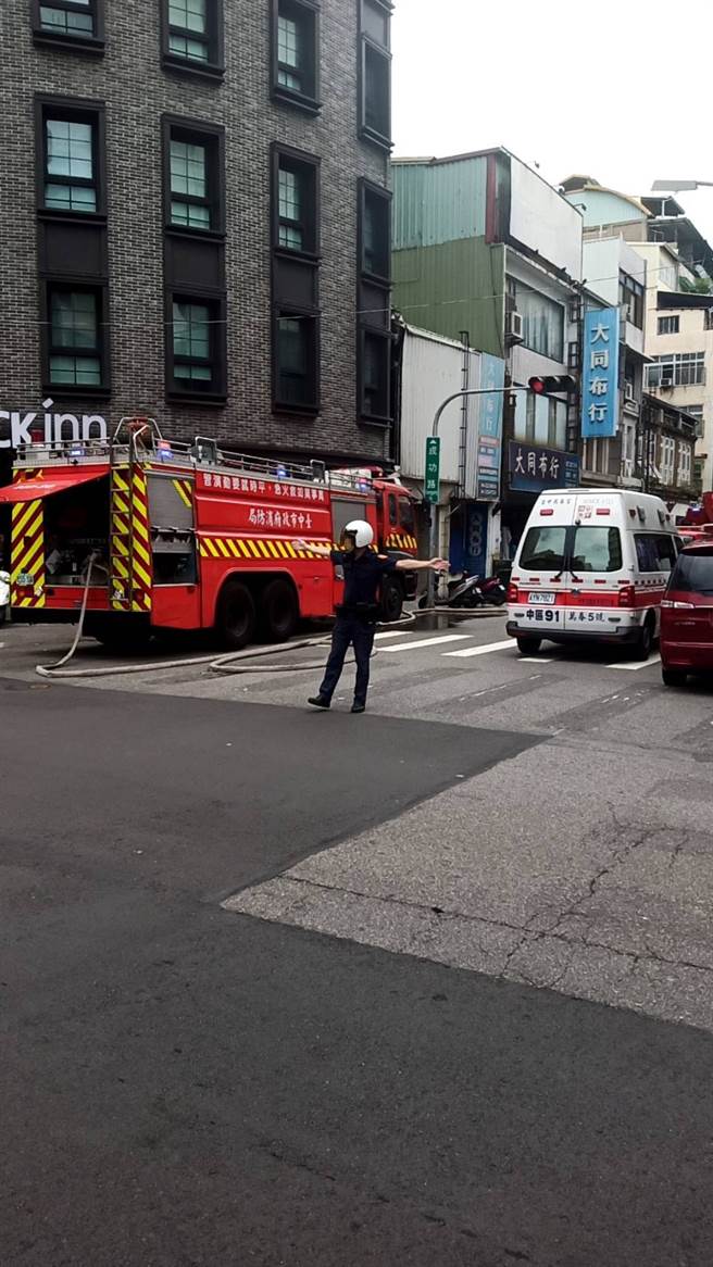 台中市中區成功路發生施工意外，有5名工人已失去呼吸心跳，已送醫搶救。（民眾提供／陳淑芬台中傳真）