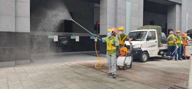 為了強化新冠肺炎消潔消毒工作，環保署在去年成立防疫消毒大隊，至今已4726人參與。（林良齊攝）