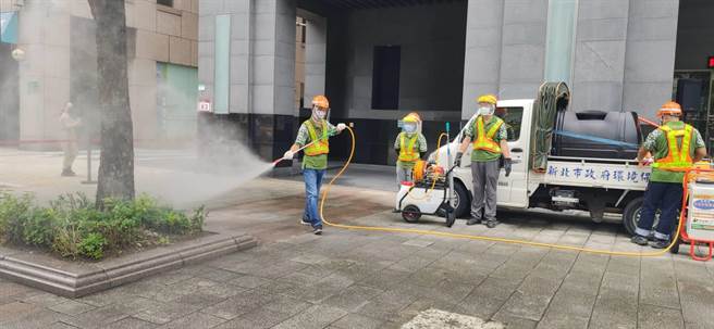 為了強化新冠肺炎消潔消毒工作，環保署在去年成立防疫消毒大隊，至今已4726人參與。（林良齊攝）