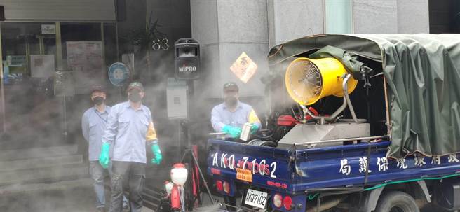 為了強化新冠肺炎消潔消毒工作，環保署在去年成立防疫消毒大隊，至今已4726人參與。（林良齊攝）