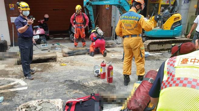 警消到場將5名工人從地下涵洞內救出，但均無呼吸心跳，現場緊急實施CPR急救。（台中市消防局提供／王文吉台中傳真）
