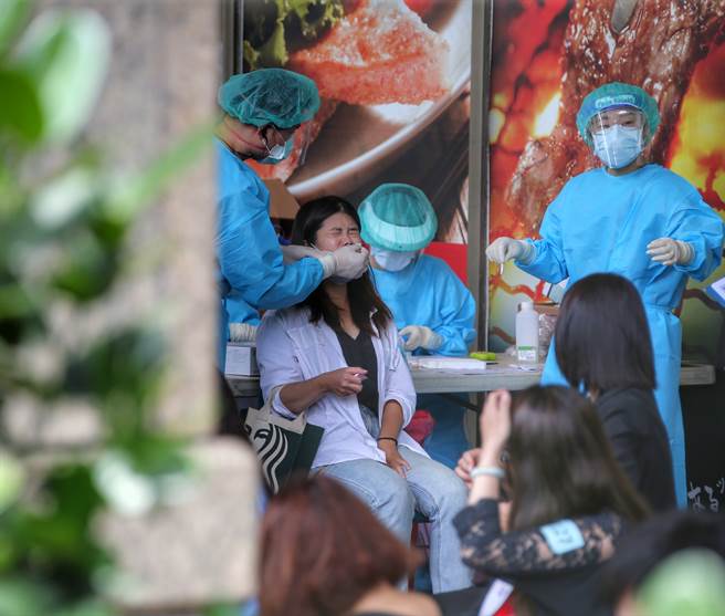 板桥远百工作人员筛检，一名员工被採样。(罗永铭摄)