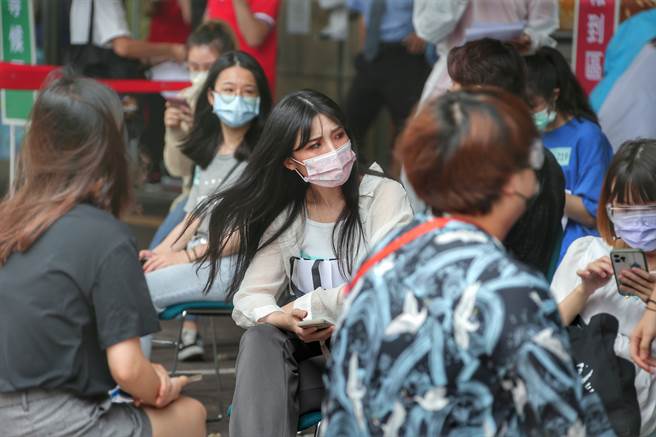 板桥远百工作人员筛检，检验完的员工在留观区等候检验结果。(罗永铭摄)