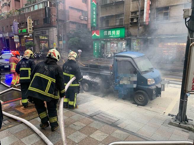 中和区连续两天发生小货车自燃。（中和分局提供）