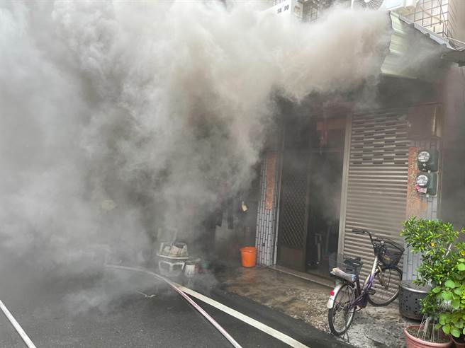嘉義市康樂街中午傳出民宅火警，消防人員趕到時，火焰及濃煙已從屋內竄出。（嘉義市消防局提供／呂妍庭嘉義傳真）