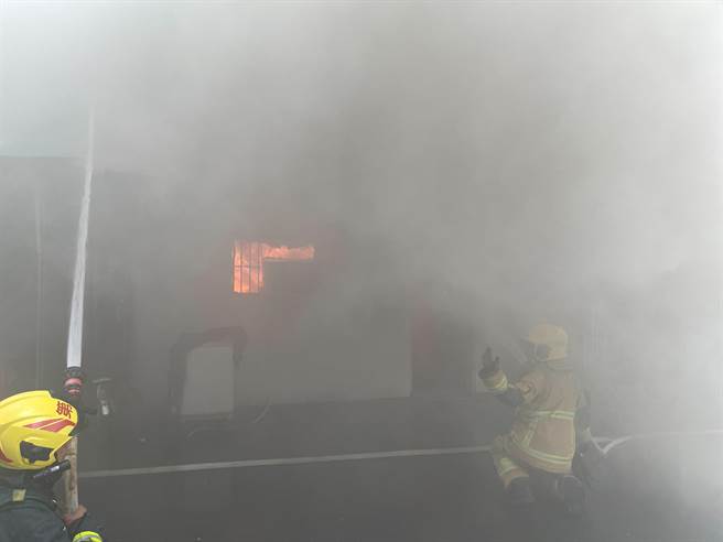 嘉義市康樂街中午傳出民宅火警，消防人員趕到時，火焰及濃煙已從屋內竄出。（嘉義市消防局提供／呂妍庭嘉義傳真）