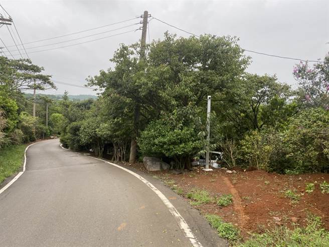 淡水身声剧团团长48岁吴忠良昨天（3日）下午4时许，搭乘54岁邱姓友人汽车欲前往看场地，行经三芝区陈厝坑山路下坡时，车辆疑煞车失灵，撞上路树，吴团长疑似被抛飞、头部受创（翻摄照片／戴上容新北传真）