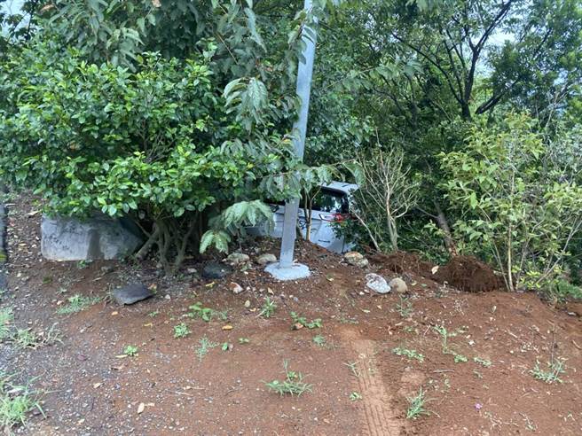 淡水身声剧团团长48岁吴忠良昨天（3日）下午4时许，搭乘54岁邱姓友人汽车欲前往看场地，行经三芝区陈厝坑山路下坡时，车辆疑煞车失灵，撞上路树，吴团长疑似被抛飞、头部受创（翻摄照片／戴上容新北传真）