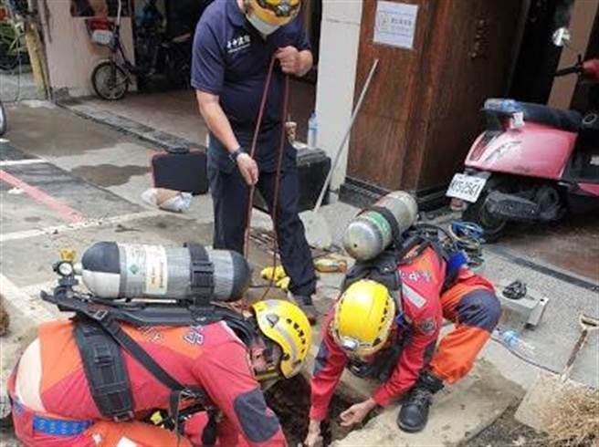 台中市中區成功路4日發生工安事故，造成五名工人到地下涵洞後陸續昏迷，市府勞檢處先行勒令停工，依法處分。（民眾提供／盧金足台中傳真）