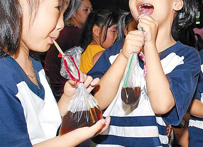 行家表示，古早味紅茶之所以歷久不衰，是因為在熬煮過程中多加了「決明子」讓味道多了一個層次，除此之外，就連糖也很講究。（示意圖／本報資料照片、莊哲權攝）