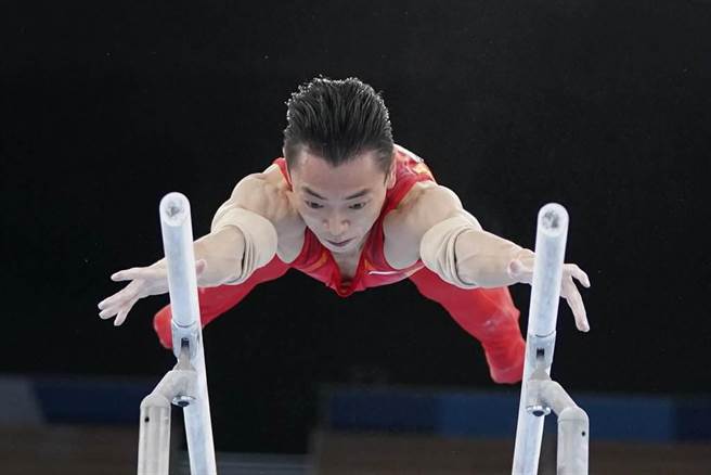 東京奧運體操項目3日下午最後一天賽程，中國體操隊選手鄒敬園在男子雙槓比賽而負傷參賽，以16.233分，拿下金牌。（新華社）
