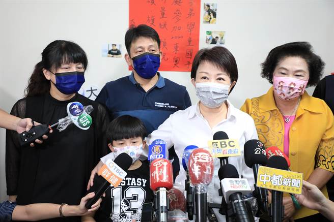 台中市长卢秀燕4日中午到举重好手谢昀庭家中向其父母致谢，并为他加油集气。（冯惠宜摄）