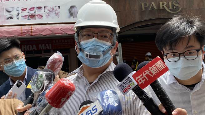 台中市中区成功路4日工安事故，造成五名工人到地下涵洞昏迷，台中市府劳检处长邱怡川到场勘查表示，先行勒令停工，依法处分。（陈淑芬摄）