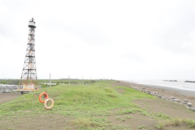 國聖港燈塔是國內唯二鐵塔造型燈塔。(郭國文服務處提供／劉秀芬台南傳真)