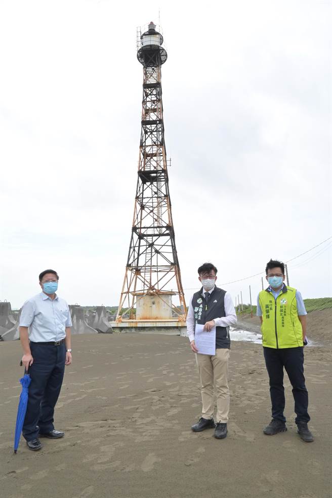 立委郭國文(中)、交通部觀光局雲嘉南濱海國家風景區管理處處長徐振能(左)會勘國聖港燈塔現況。(郭國文服務處提供／劉秀芬台南傳真)