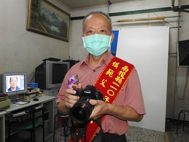 模范父亲蔡光雄是资深摄影师，50年来为许多模范父亲、母亲拍照，今年自己却成主角。（南投县政府提供）