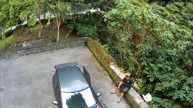 監視錄影拍下，蘇花上崇德段至大清水段間，民眾隨手棄置垃圾。（花蓮林管處提供／王志偉花蓮傳真）