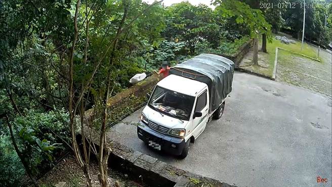 監視錄影拍下，蘇花上崇德段至大清水段間，民眾隨手棄置垃圾。（花蓮林管處提供／王志偉花蓮傳真）