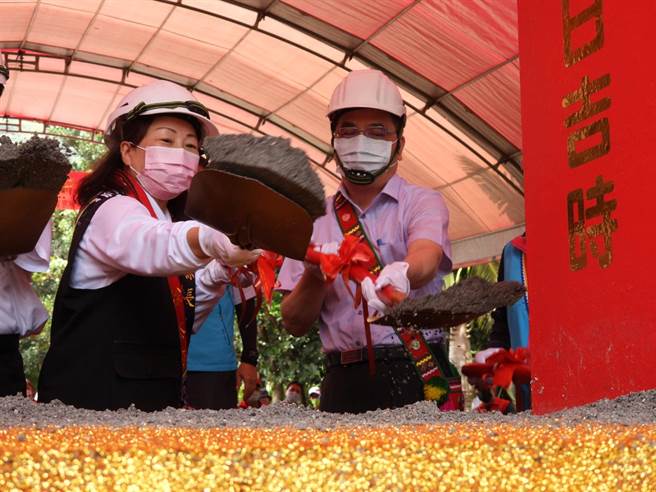 花莲吉安第4座部落聚会所今举办动土仪式，原民会主委夷将‧拔路儿与县长徐榛蔚一同铲土，盼工程能顺利完成。（罗亦晽摄）