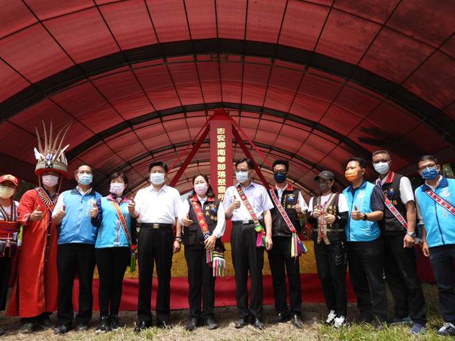 花莲吉安第4座部落聚会所今举办动土仪式，原民会主委夷将‧拔路儿（右6）、花莲县长徐榛蔚（左6）、立法委员郑天财（左3）与傅昆萁（左5）、吉安乡长游淑贞（左4）、部落头目曾安密与多位县议员及乡代与会。