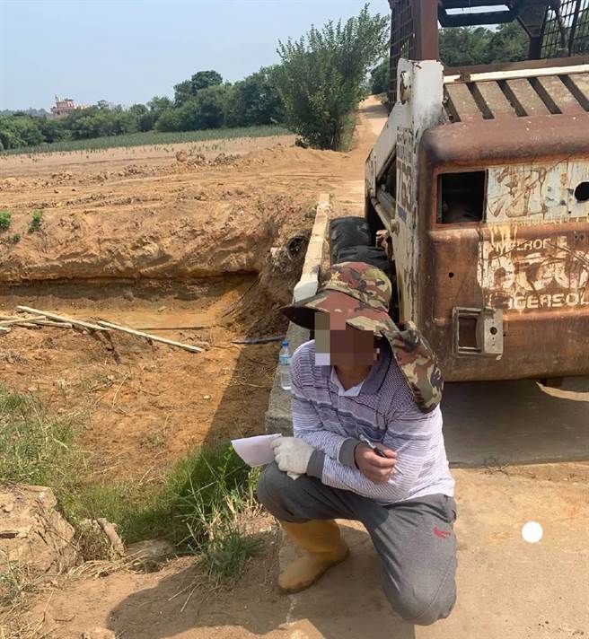 金门2名移工休假相约抓螃蟹，其中1名被雇主叫到父亲承包的工地帮忙排水，遭警方和移民署查获开罚。（警方提供）