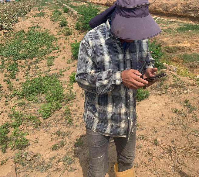 移工休假螃蟹没抓成，还被警方查获「兼差」。（警方提供）