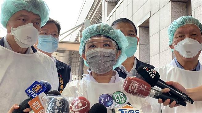 台中市长卢秀燕到医院安慰工安意外伤者家属。（冯惠宜摄）